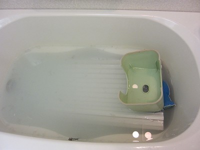 風呂蓋をイージークリーンウォッシュパワー入り浴槽に漬けてみた。