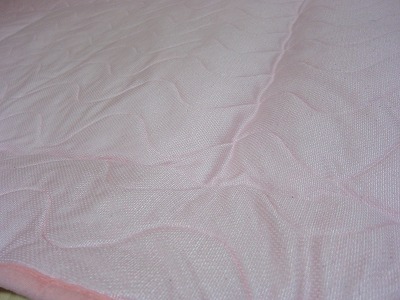 微妙なピンク色：モリリンのデオロン消臭敷きパッド